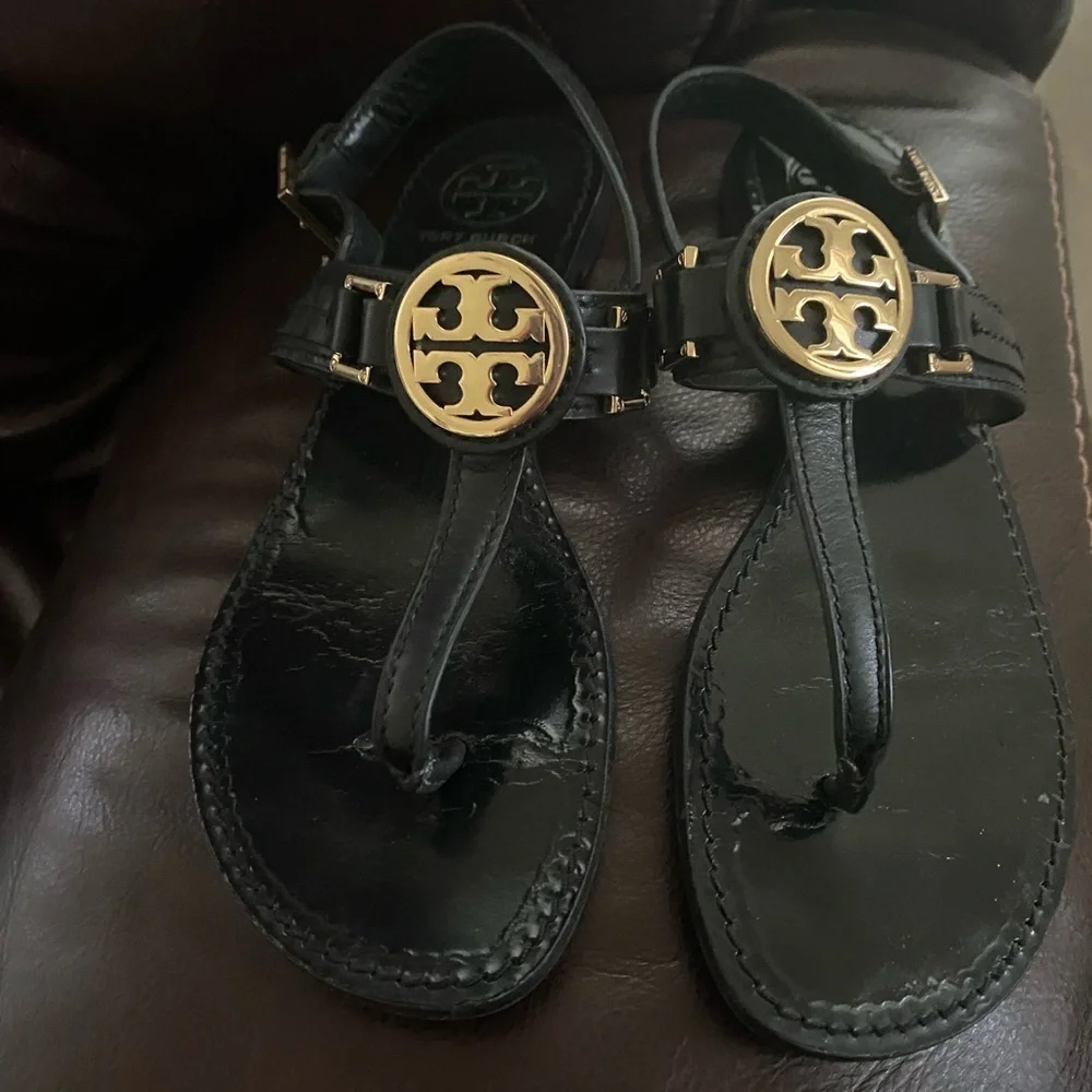 Tory Burch Cassia Black Leather Logo T-Strap Flat Thong Sandals Resortwear 7M